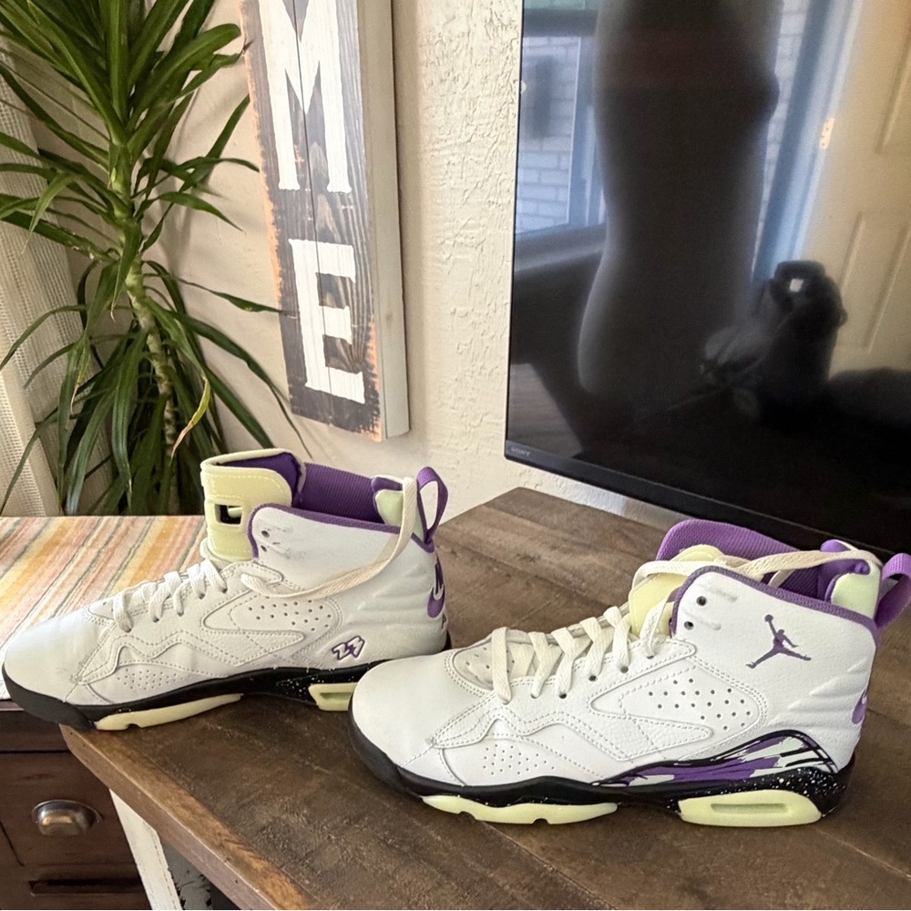 Jordan Nike Air High-Top Basketball Ball shoes in White & Purple